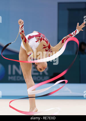 Kiew, Ukraine - 29. August 2013: Nicht identifizierte weibliche Gymnast führt mit Band während 32 Rhythmische Gymnastik Weltmeisterschaften. Die Veranstaltung wird er Stockfoto