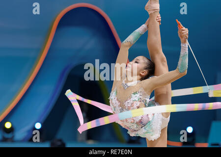 Kiew, Ukraine - 29. August 2013: Nicht identifizierte weibliche Gymnast führt mit Band während 32 Rhythmische Gymnastik Weltmeisterschaften. Die Veranstaltung wird er Stockfoto