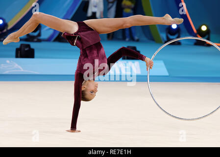 Kiew, Ukraine - 28. August 2013: Karolina Sklenyte, Litauen führt mit Hoop während 32 Rhythmische Gymnastik Weltmeisterschaften. Die Veranstaltung wird er Stockfoto