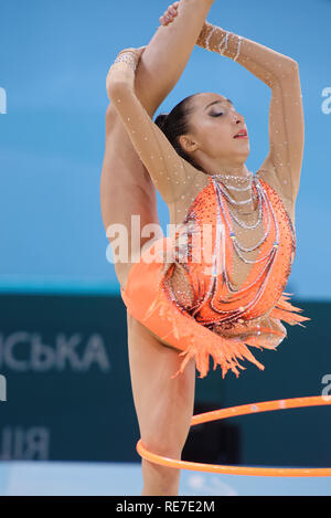 Kiew, Ukraine - 28. August 2013: Salome Pazhava, Georgien führt mit Hoop während 32 Rhythmische Gymnastik Weltmeisterschaften. Die Veranstaltung wird gehalten Stockfoto