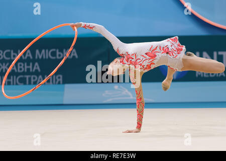 Kiew, Ukraine - 28. August 2013: themida Christodoulidou, Zypern führt mit Hoop während 32 Rhythmische Gymnastik Weltmeisterschaften. Die Veranstaltung ist Stockfoto