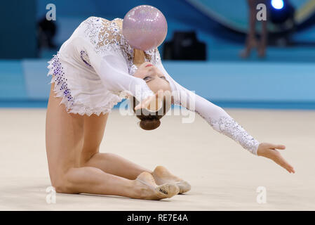 Kiew, Ukraine - 28. August 2013: Viktoriya Gorbunowa, Kasachstan führt mit Kugel während 32 Rhythmische Gymnastik Weltmeisterschaften. Die Veranstaltung ist Stockfoto
