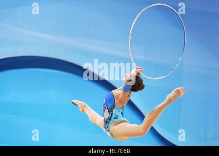 Kiew, Ukraine - 28. August 2013: Nicht identifizierte weibliche Gymnast führt mit Hoop während 32 Rhythmische Gymnastik Weltmeisterschaften. Die Veranstaltung ist Hel Stockfoto