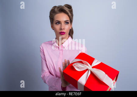 Porträt einer jungen Frau weigert Holiday Gift box Stockfoto