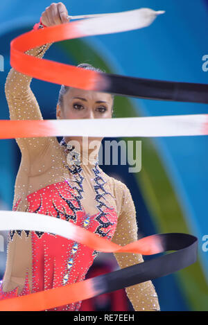 Kiew, Ukraine - 30. August 2013: Nicht identifizierte weibliche Gymnast führt mit Band während 32 Rhythmische Gymnastik Weltmeisterschaften. Die Veranstaltung wird er Stockfoto