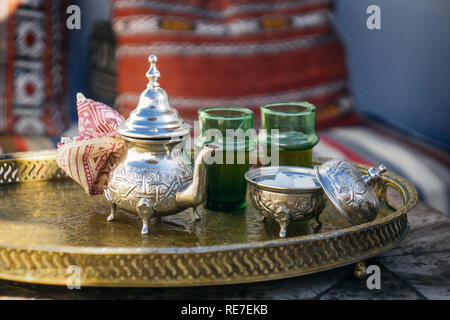 Arabischen Pfefferminztee (marokkanischen Pfefferminztee) Die nationalen heißen Getränk in den Nahen Osten und der muslimischen Welt. In einem speziellen Eisen Silber Teekanne mit Zucker serviert. Stockfoto