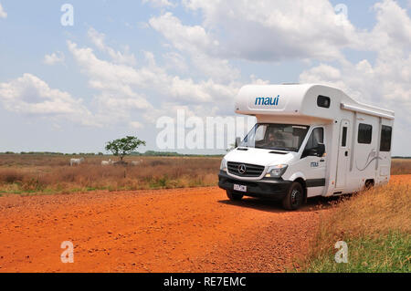 Campervan auf der roten Erde Schotterstraße im Northern Territory in der Nähe von Darwin, Australien Stockfoto