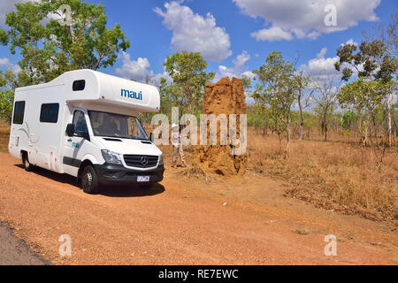 Reisemobil touristische Anschläge auf der Straße Seite an eine Kathedrale termite Damm eine der bekanntesten Websites in Kakadu Northern Territories Australien zu suchen Stockfoto