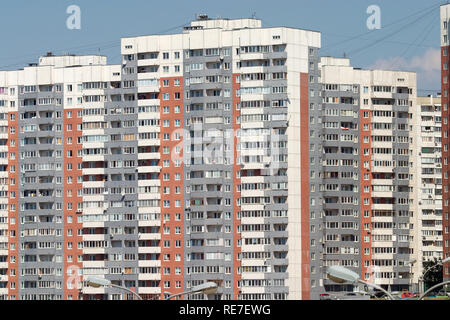 Viele neue moderne Stadt Gebäude über Blau Klar wolkenlosen Himmel Stockfoto