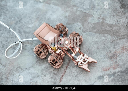 Layout, Modell des All-terrain vehicle, gebildet und von Kindern aus Karton, hausgemachte Roboter Spielzeug. Hobbys der Kinder, Lernen, Technologie, Technik Stockfoto