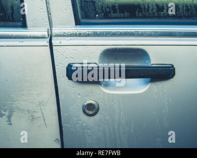 Den Türgriff auf ein altes Auto Stockfoto