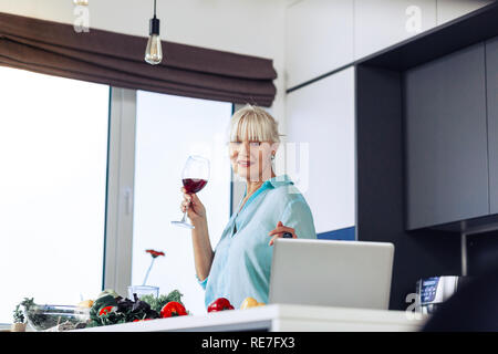Schöne angenehme Frau, die Vor dem Laptop Stockfoto
