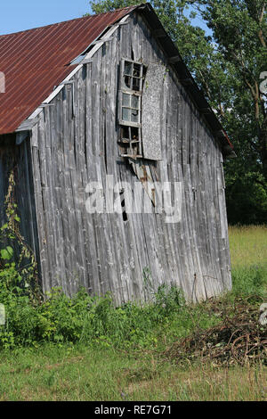 Seite des alten Scheune stehen im Feld Stockfoto