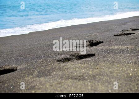 Spuren im schwarzen Sand La Reunion Insel Stockfoto