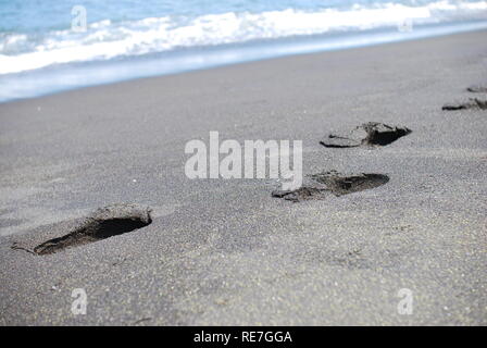 Spuren im schwarzen Sand La Reunion Insel Stockfoto