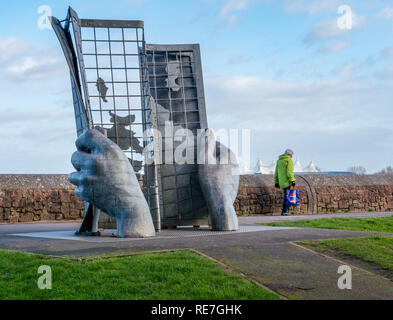 Owen Cunningham Karte lesen Skulptur in Minehead markiert den Beginn des South West Coast Path National Trail rund um den Südwesten von England Stockfoto