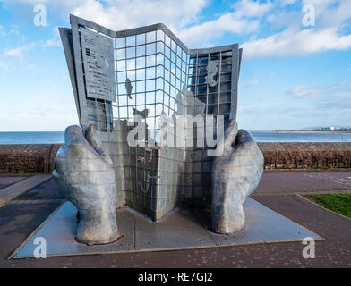 Owen Cunningham Karte lesen Skulptur in Minehead markiert den Beginn des South West Coast Path National Trail rund um den Südwesten von England Stockfoto