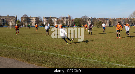 Wochenende Fußballspiel auf einem der vielen Plätze auf der Tiefen in Bristol UK Stockfoto