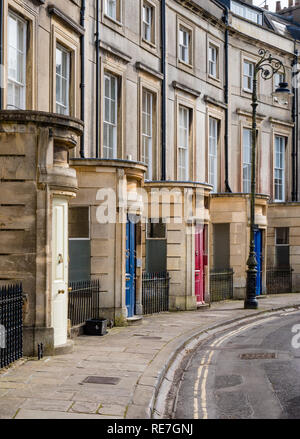 Einzigartige zylindrische Eingang Arkaden mit geschwungenen Türen auf eleganten georgianischen Häuser der Paragon Halbmond in Clifton Bristol UK Stockfoto