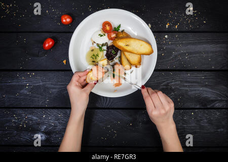 Verschiedene Pasteten mit gebratenen Bruschetta auf die weiße Platte Stockfoto