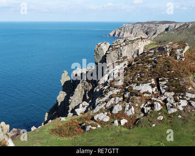 Robuste Granitfelsen auf der atlantischen Westküste von Lundy Island in den Bristol Channel vor der Küste von North Devon, Großbritannien Stockfoto