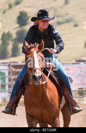 Cowboys und Cowgirls konkurrieren auf dem Dach der Welt, dem Rodeo Stockfoto