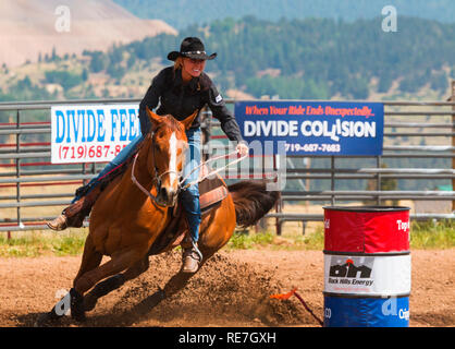 Cowboys und Cowgirls konkurrieren auf dem Dach der Welt, dem Rodeo Stockfoto