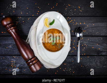 Rote Linsensuppe in Weiß Schüssel serviert. Stockfoto