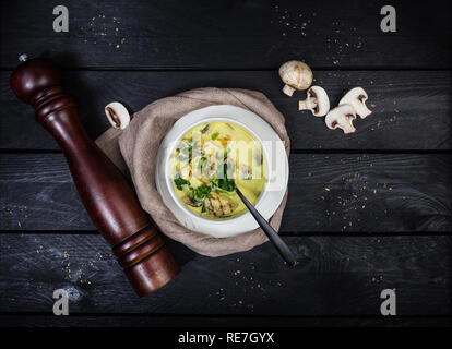 Pilzsuppe mit saurer Sahne. Ansicht von oben. Stockfoto