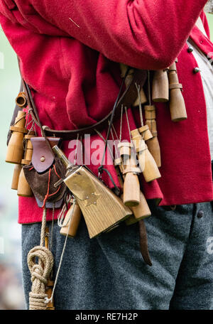 Der musketen rifleman Gürtel hing die nötigen Hilfsmittel, um seine Waffe Englischer Bürgerkrieg bezüglich Feuer-enactment Bristol UK Stockfoto