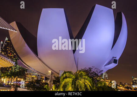 Singapur, Südostasien - Dezember 14, 2018: Schöne Aussicht auf die Kunst und Wissenschaft Museum in der Twilight Zone. Stockfoto