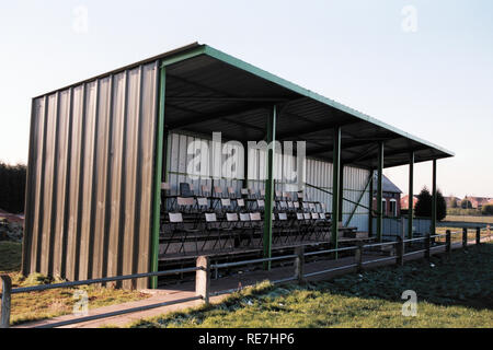 Die Haupttribüne in Alveston FC Football Ground, Bearley Sport & Social Club, Stratford-upon-Avon, Warwickshire, dargestellt am 1. Januar 1995 Stockfoto