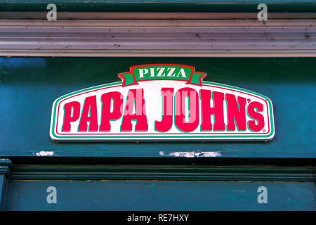 Papa Johns Pizza zum Mitnehmen unterzeichnen und Logo Stockfoto