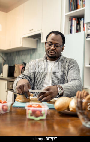 Afro man Sandwiches, mit Speck und Gemüse Stockfoto