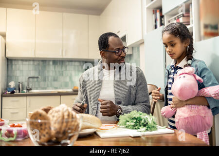 Liebevoller Vater und Sandwiches für Snack in der Nähe der Tochter sitzen Stockfoto