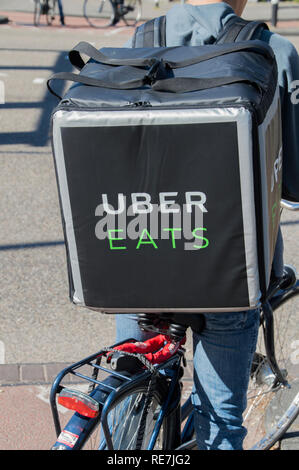 Uber isst Fahrradkurier in Amsterdam Die Niederlande 2018 Stockfoto