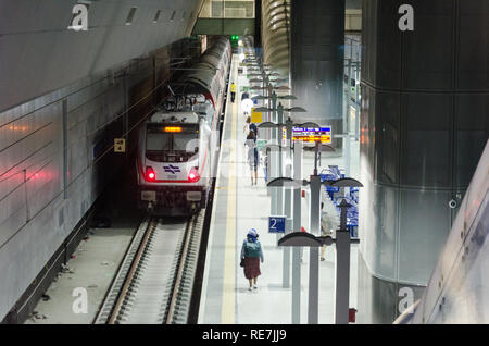 Plattform der Jerusalem - Yitzhak Navon Bahnhof, kurz nach der Eröffnung am 25. September 2018, mit dem Zug zum Flughafen Ben Gurion gebunden Stockfoto