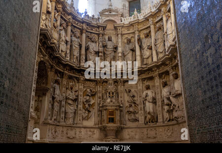 Altar in der alten Kathedrale Sé Velha, Largo Sé Velha, Coimbra, Portugal Stockfoto