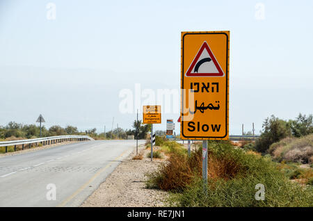 Der Schild low" in Hebräisch, Arabisch und Englisch, im Westjordanland Palästina/Israel Stockfoto