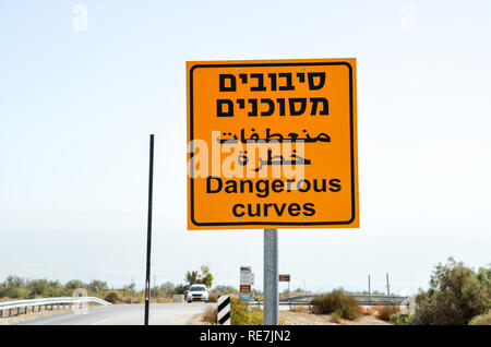 Schild "Gefährliche Kurven" in Hebräisch, Arabisch und Englisch, im Westjordanland Palästina/Israel Stockfoto