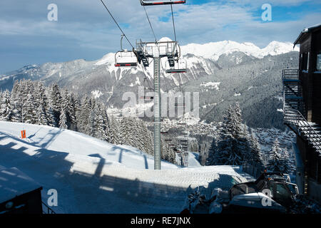 Die mouilles Sessellift befördern Skifahrer auf den Pisten zum Le Sonnenstühle Gondel in Bergen oberhalb von Morzine Resort Haute Savoie Frankreich Stockfoto