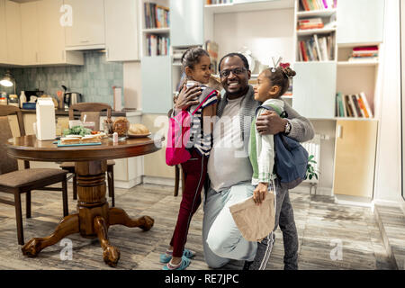 Vater Gefühl glücklich nach der Familie Frühstück zusammen mit Töchtern Stockfoto