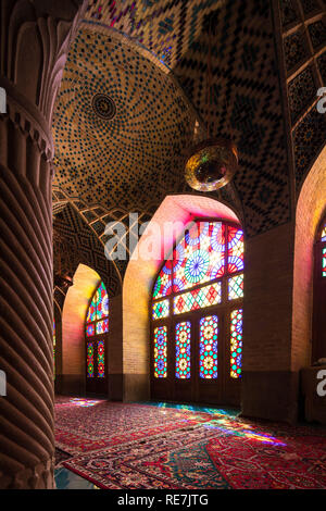 Iran. Shiraz. Nasir al-Mulk Moschee, die bunten Glasfenster sind atemberaubend. Stockfoto