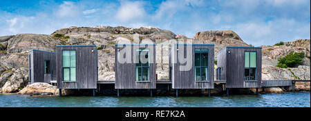 Kleine Holzhütten am Meer in Schweden Stockfoto