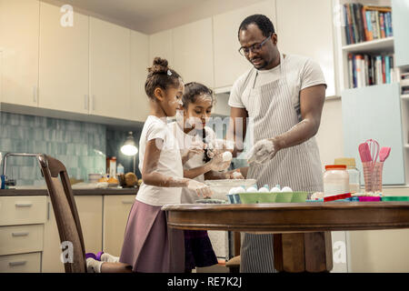 Vater und Tochter in der Nähe von Tisch in der Küche zusammen kochen Stockfoto