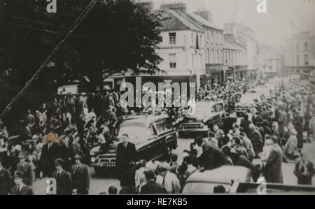 August 1958 - Menschenmengen in den Straßen von Galway für KLM-flugzeugabsturz Opfer Trauerzug Bohermore Friedhof in Galway, Irland begraben. Stockfoto