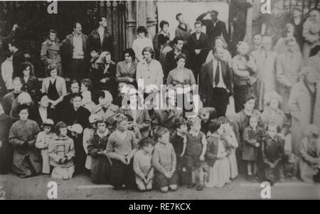 August 1958 - Menschenmengen in den Straßen von Galway für KLM-flugzeugabsturz Opfer Trauerzug Bohermore Friedhof in Galway, Irland begraben. Stockfoto