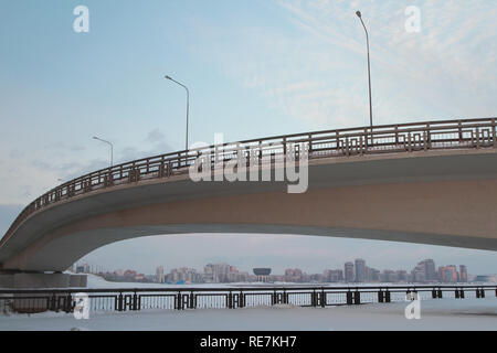 Brücke über den Fluss und die Stadt. Kazan, Russland Stockfoto