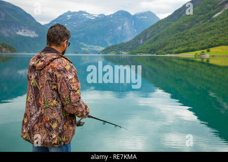 Stryn, Norwegen - 26.06.2018: Fischer auf Oppstrynsvatn ist ein See in der Gemeinde Stryn in Sogn und Fjordane County, Norwegen Stockfoto