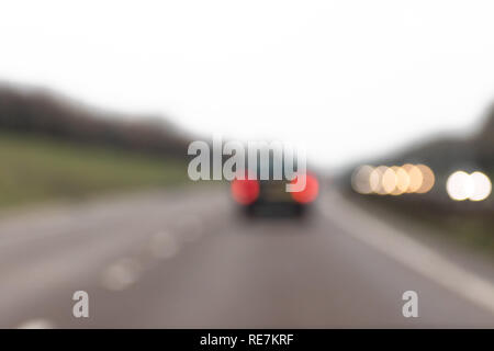 Defokussierten unscharfes Bild des Verkehrs auf der Autobahn auf leere Strecke von der Straße Stockfoto